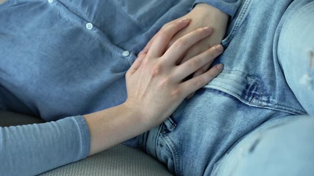 أشعر بـ نبضات في البطن؛ فهل أنا حامل؟
